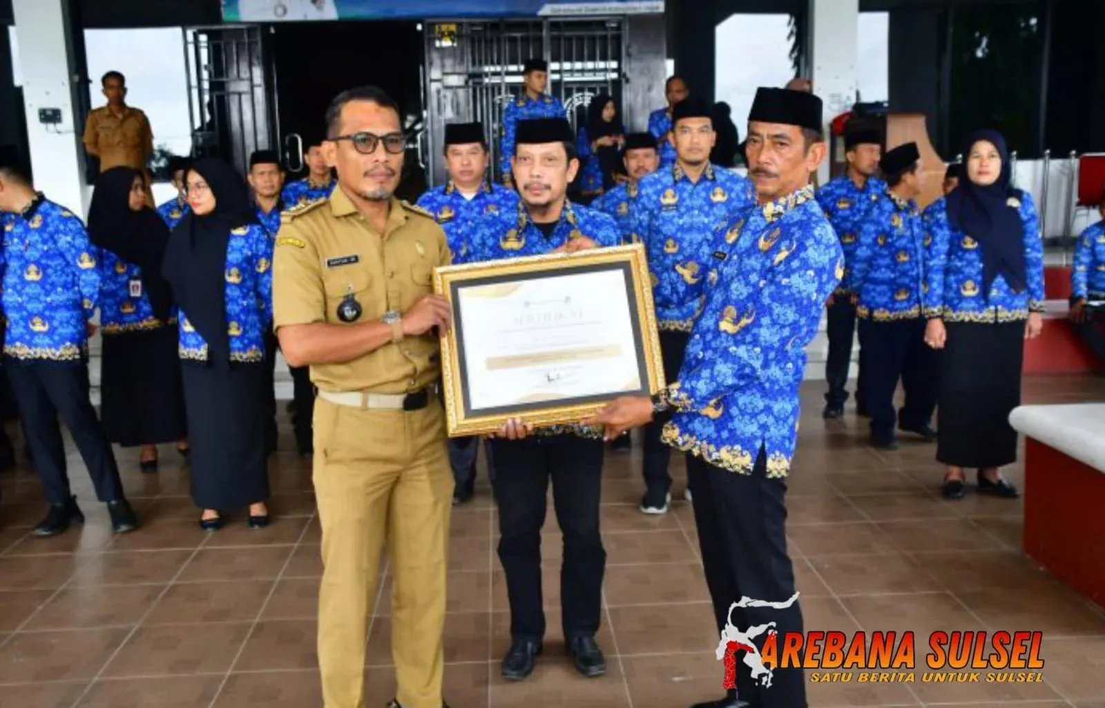 Pj Bupati Sinjai Berikan Penghargaan Desa Cantik Kepada Desa Panaikang